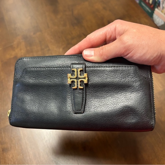 Tory Burch Handbags - Tory Burch Plaque Zip Continental Wallet in Black